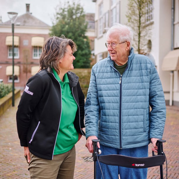 Onze geriatrisch fysiotherapeuten zijn gespecialiseerd in de zorg voor ouderen en helpen als je problemen hebt met bewegen.